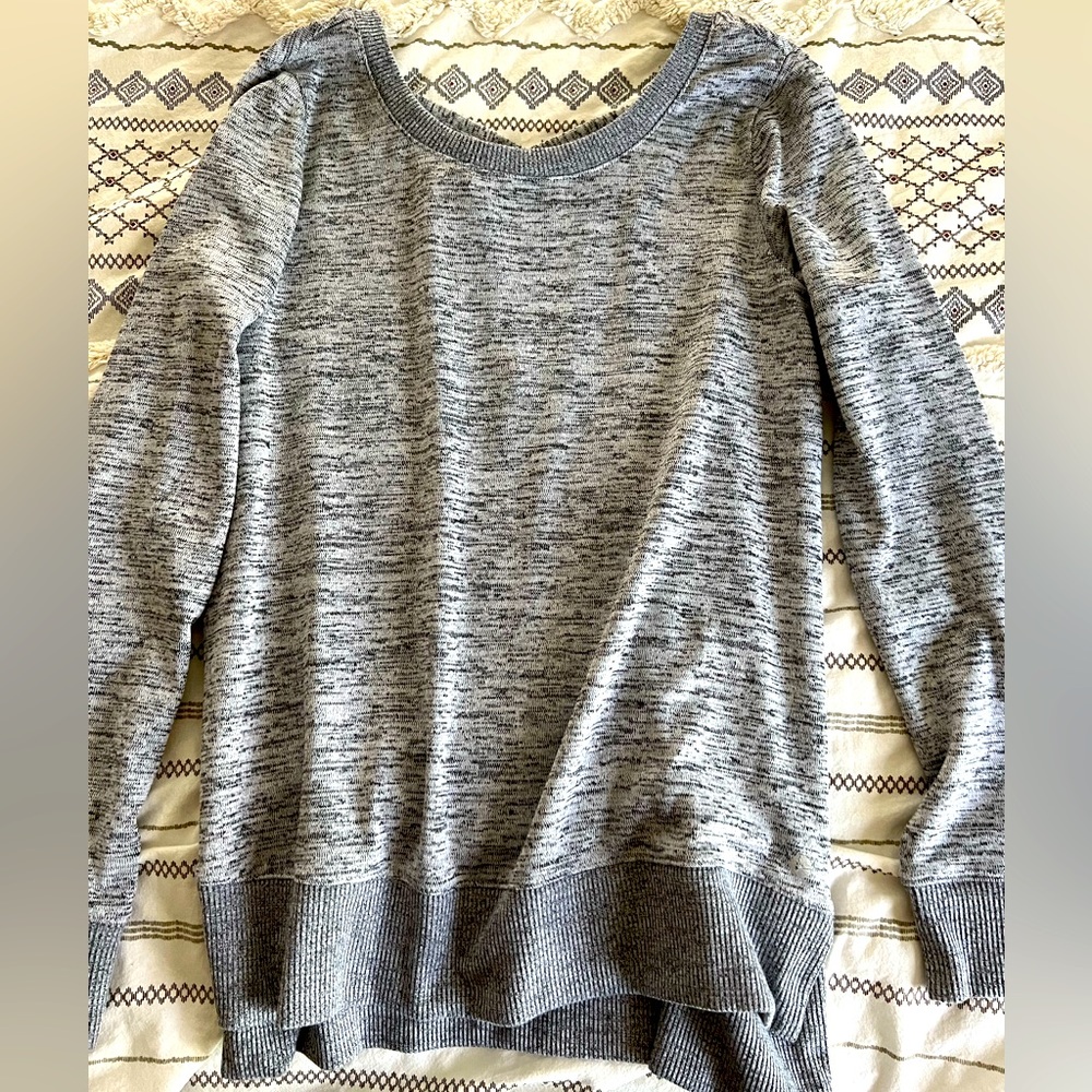 Sweatshirt with open back